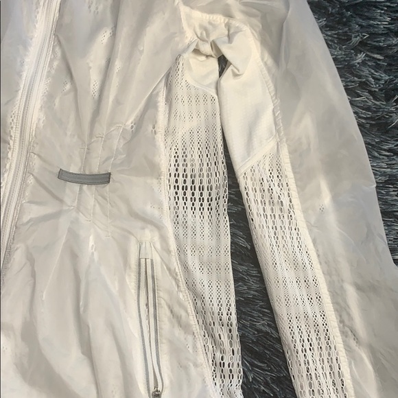 Lululemon Run Wild Jacket White size 4 NWOT. - Picture 5 of 10